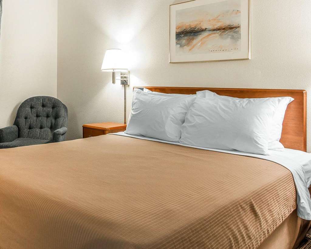 Quality Inn Стоктън Стая снимка